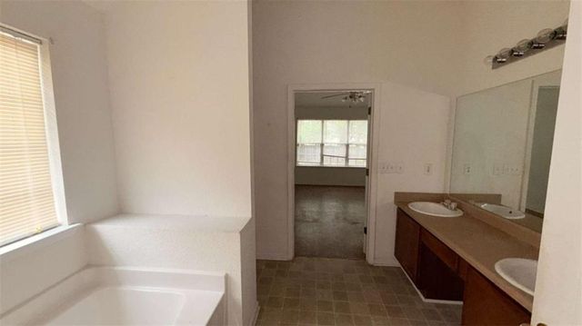 65 Lakeridge Ct, Covington, GA 30016