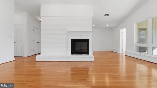 10001 BOXFORD CT, Fairfax, VA 22030