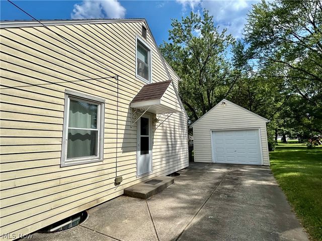 3241 Estates Circle, Youngstown, OH 44511
