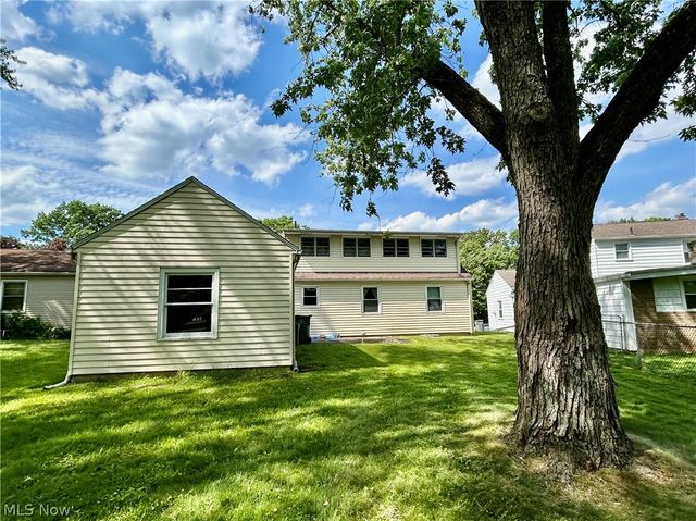 3241 Estates Circle, Youngstown, OH 44511