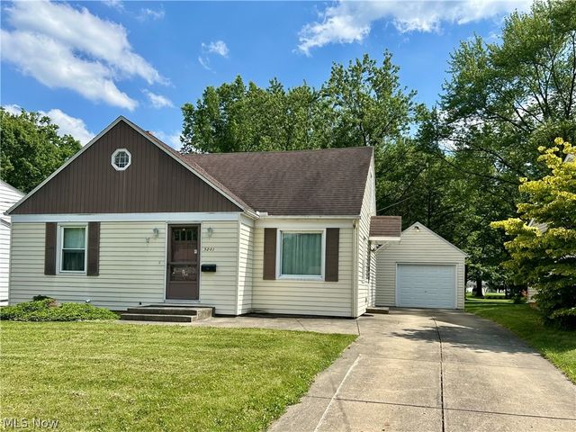 3241 Estates Circle, Youngstown, OH 44511