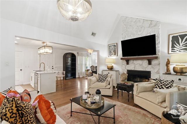 10 Hanging Moss Road, Savannah, GA 31410