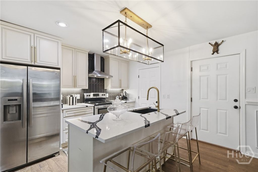 Image 12 of property listing at 10 Hanging Moss Road, Savannah, GA 31410