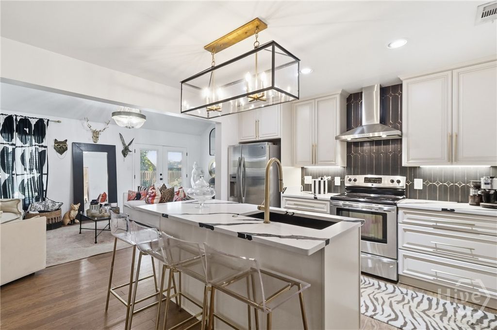 Image 14 of property listing at 10 Hanging Moss Road, Savannah, GA 31410