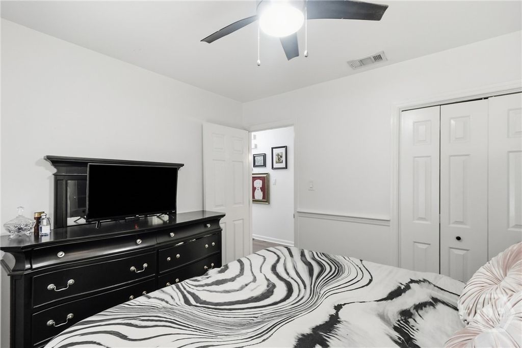 Image 19 of property listing at 10 Hanging Moss Road, Savannah, GA 31410