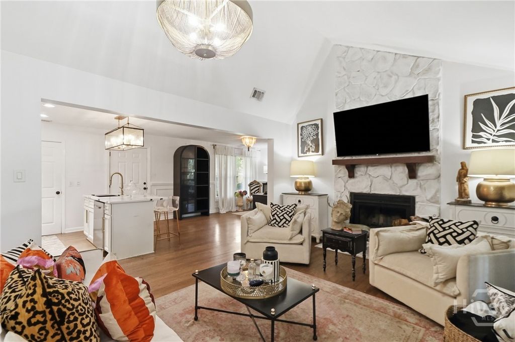 Image 7 of property listing at 10 Hanging Moss Road, Savannah, GA 31410