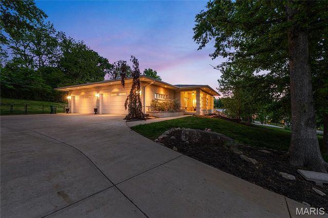 15 Summerhill Lane, Town And Country, MO 63017