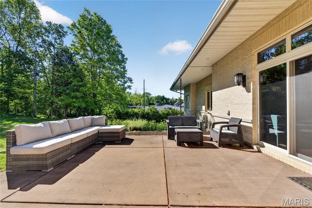 15 Summerhill Lane, Town And Country, MO 63017