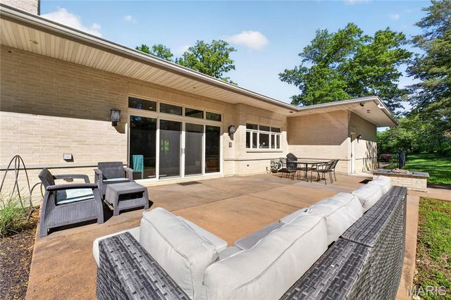 15 Summerhill Lane, Town And Country, MO 63017