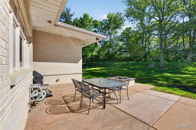 15 Summerhill Lane, Town And Country, MO 63017