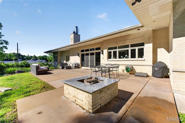 15 Summerhill Lane, Town And Country, MO 63017