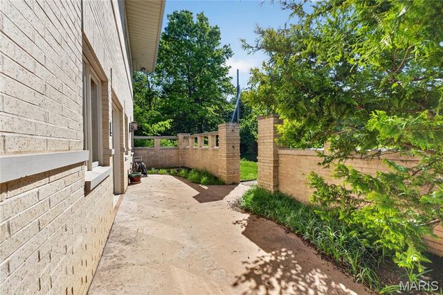 15 Summerhill Lane, Town And Country, MO 63017