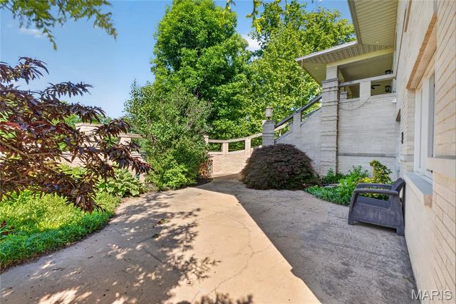 15 Summerhill Lane, Town And Country, MO 63017