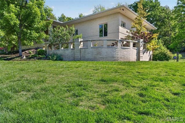 15 Summerhill Lane, Town And Country, MO 63017