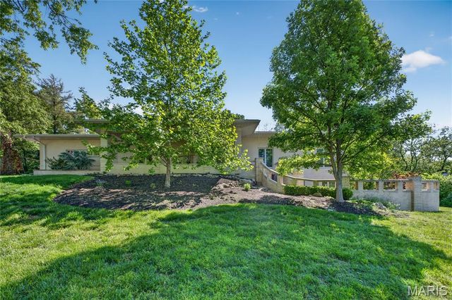 15 Summerhill Lane, Town And Country, MO 63017