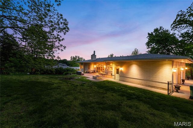 15 Summerhill Lane, Town And Country, MO 63017