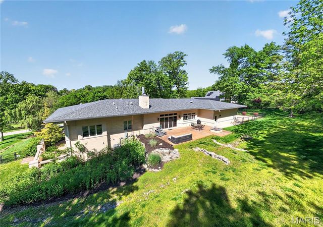 15 Summerhill Lane, Town And Country, MO 63017