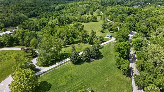15 Summerhill Lane, Town And Country, MO 63017