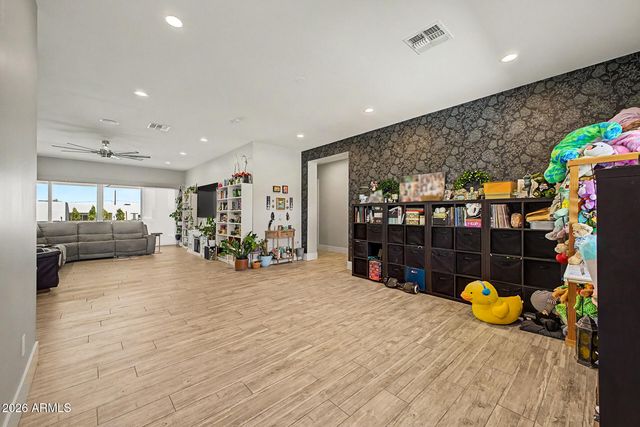 744 E DESERT Lane, Phoenix, AZ 85042