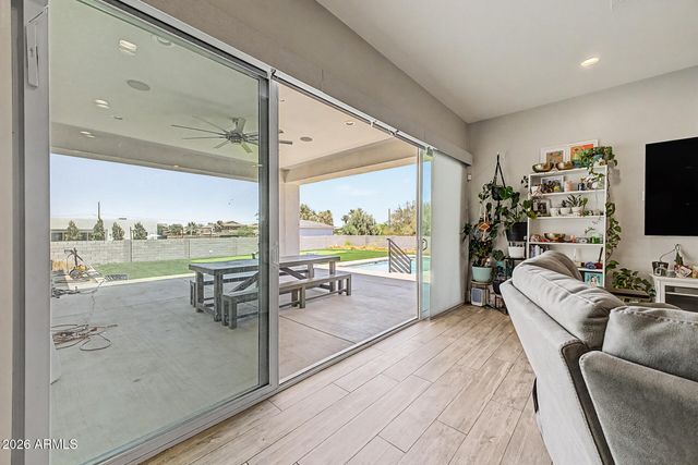 744 E DESERT Lane, Phoenix, AZ 85042