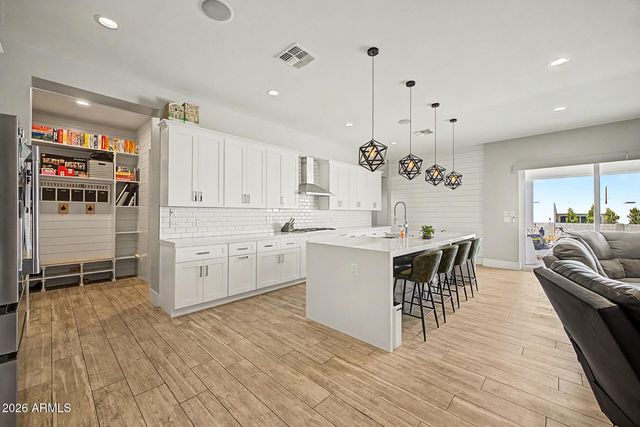 744 E DESERT Lane, Phoenix, AZ 85042