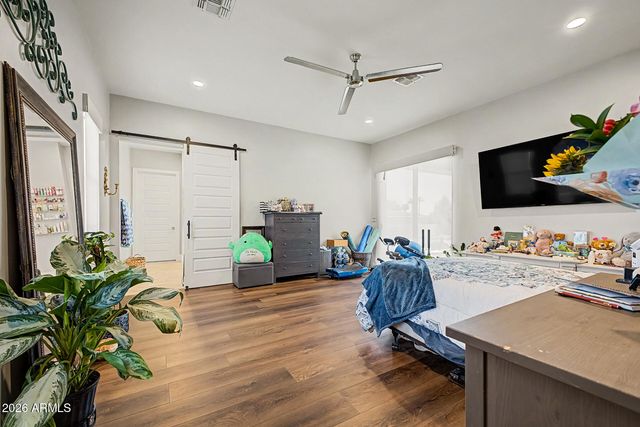 744 E DESERT Lane, Phoenix, AZ 85042