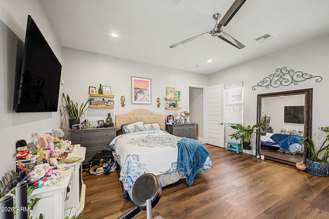 744 E DESERT Lane, Phoenix, AZ 85042