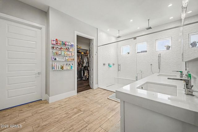 744 E DESERT Lane, Phoenix, AZ 85042