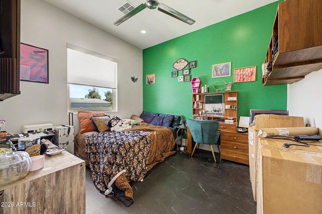 744 E DESERT Lane, Phoenix, AZ 85042