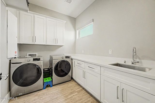 744 E DESERT Lane, Phoenix, AZ 85042