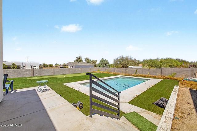744 E DESERT Lane, Phoenix, AZ 85042