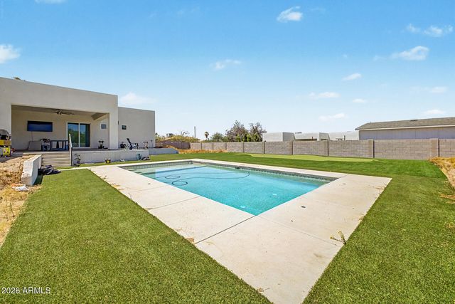 744 E DESERT Lane, Phoenix, AZ 85042
