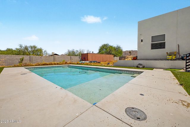 744 E DESERT Lane, Phoenix, AZ 85042