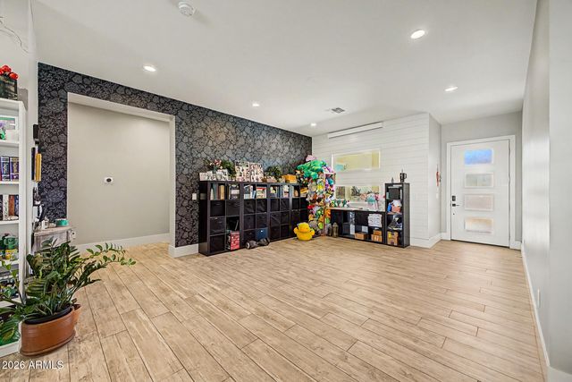 744 E DESERT Lane, Phoenix, AZ 85042