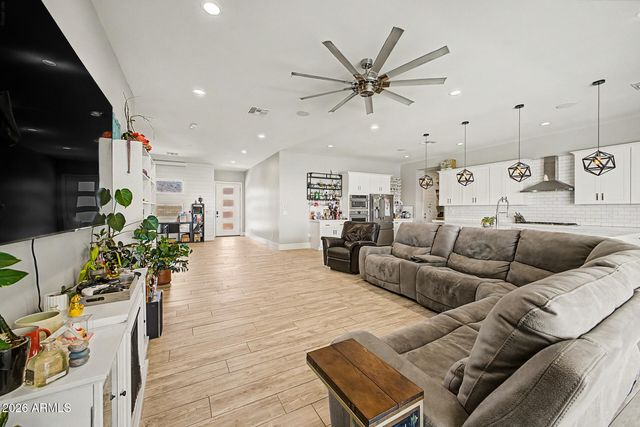 744 E DESERT Lane, Phoenix, AZ 85042
