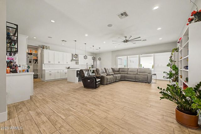 744 E DESERT Lane, Phoenix, AZ 85042