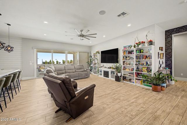 744 E DESERT Lane, Phoenix, AZ 85042