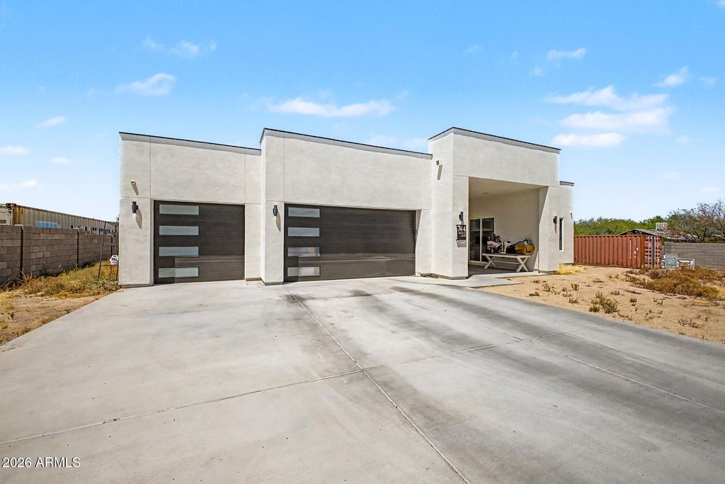 744 E DESERT Lane, Phoenix, AZ 85042 — photo 2