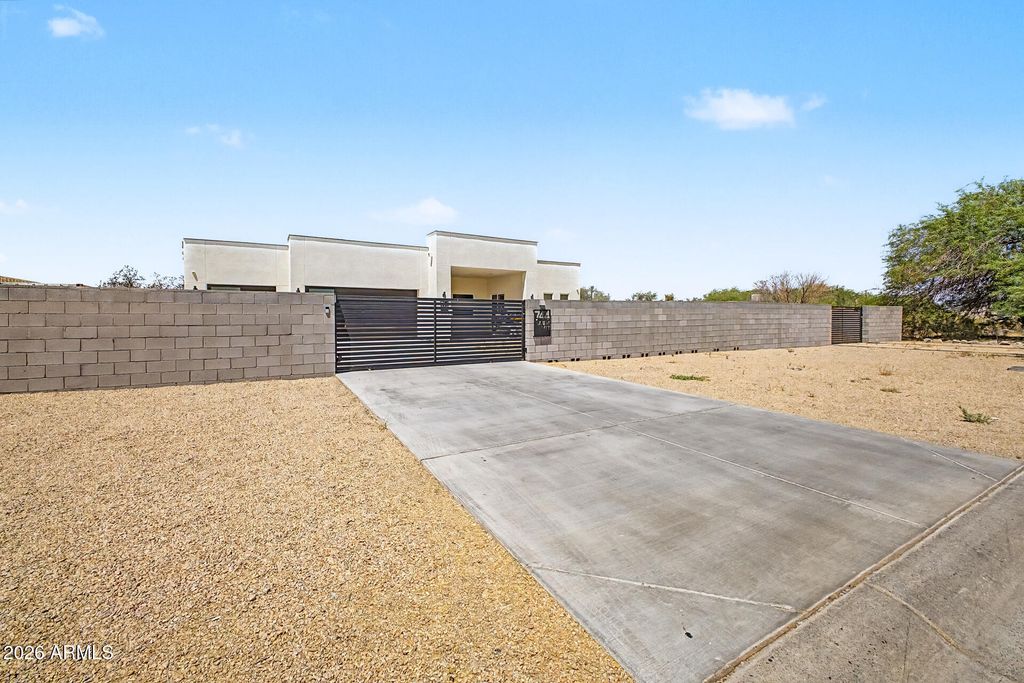 744 E DESERT Lane, Phoenix, AZ 85042 — photo 3