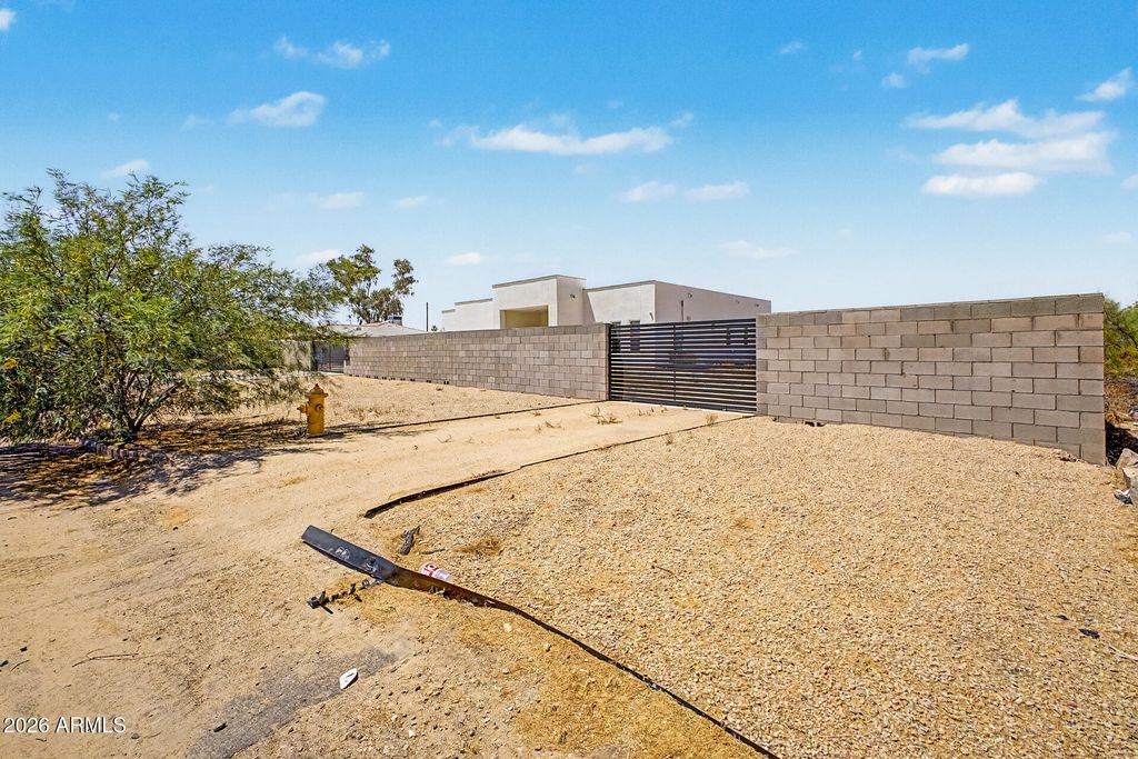 744 E DESERT Lane, Phoenix, AZ 85042 — photo 4