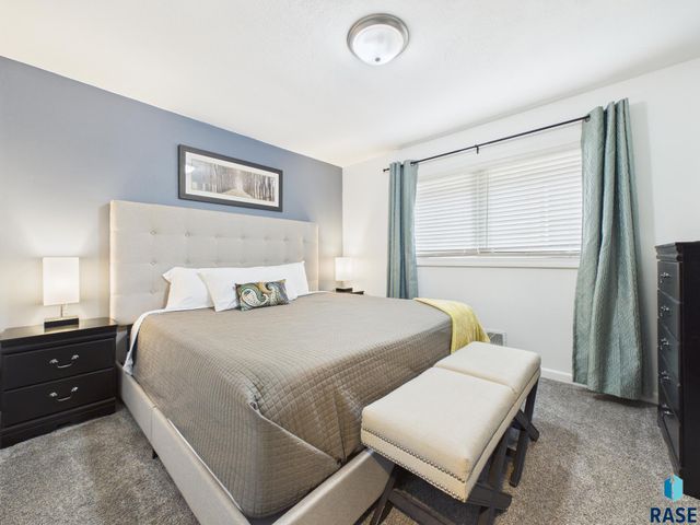 2101 S Willow Ave Avenue, Sioux Falls, SD 57105