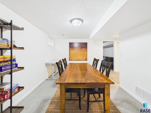 2101 S Willow Ave Avenue, Sioux Falls, SD 57105