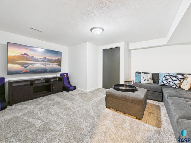 2101 S Willow Ave Avenue, Sioux Falls, SD 57105