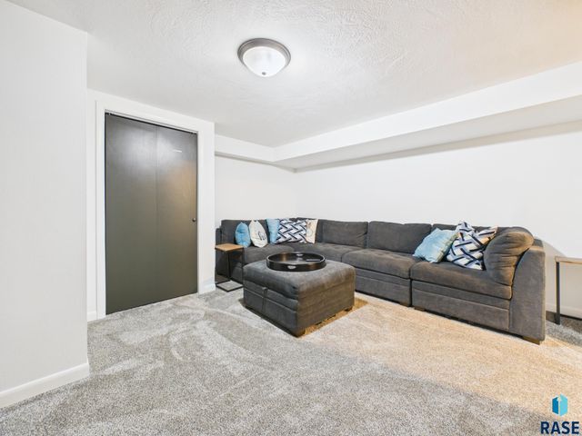 2101 S Willow Ave Avenue, Sioux Falls, SD 57105