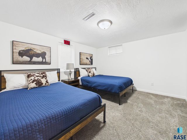 2101 S Willow Ave Avenue, Sioux Falls, SD 57105