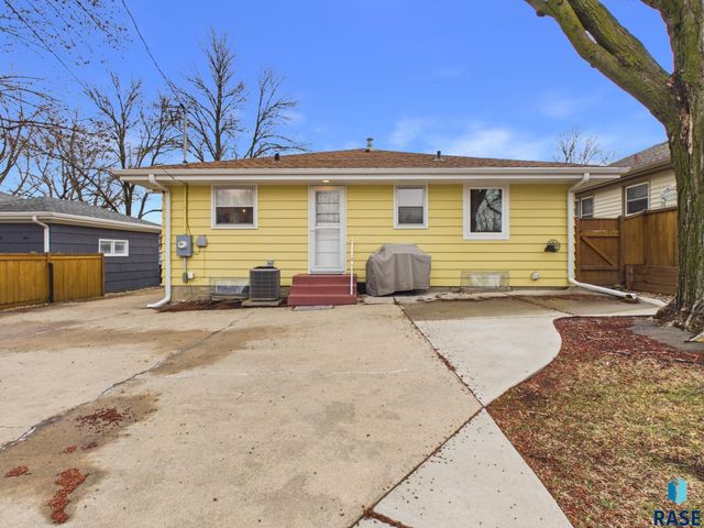 2101 S Willow Ave Avenue, Sioux Falls, SD 57105