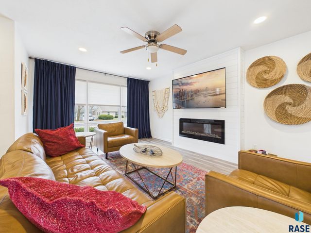 2101 S Willow Ave Avenue, Sioux Falls, SD 57105