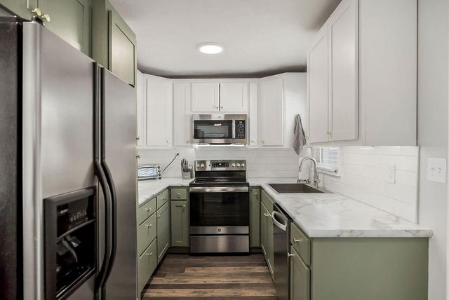 622 NW VILLAGE Drive, Lee's Summit, MO 64063