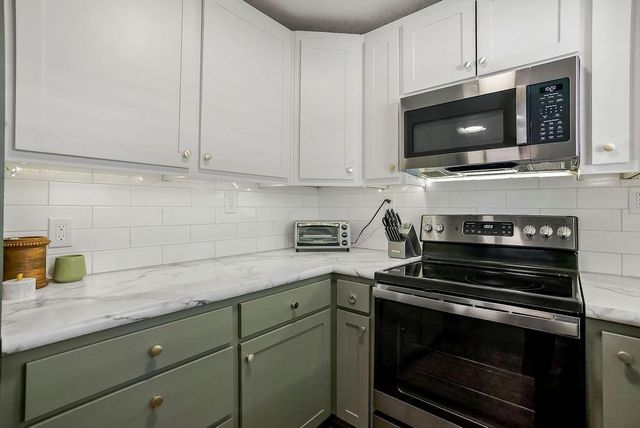 622 NW VILLAGE Drive, Lee's Summit, MO 64063