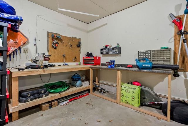 622 NW VILLAGE Drive, Lee's Summit, MO 64063